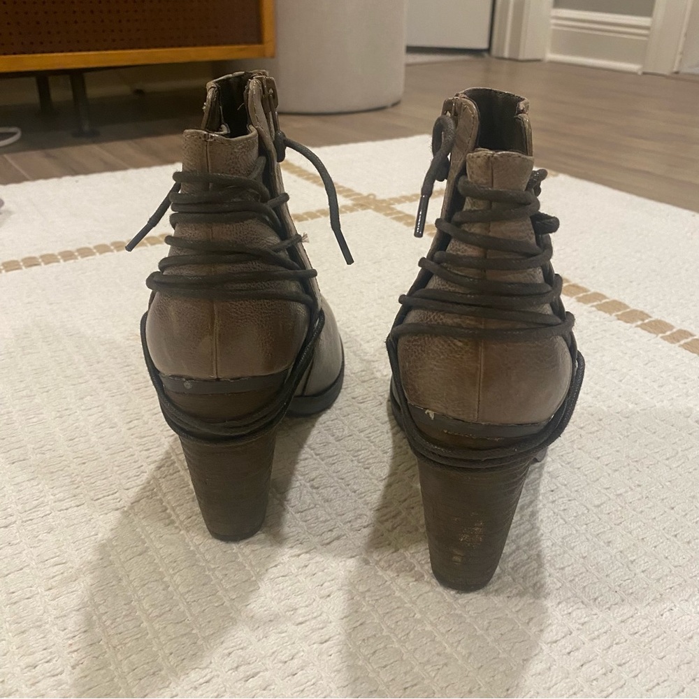 Steve Madden Raglin Heeled Leather Booties in Stone (Size 8.5) - Picture 9 of 10